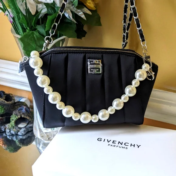 Givenchy - Picture 1 of 10